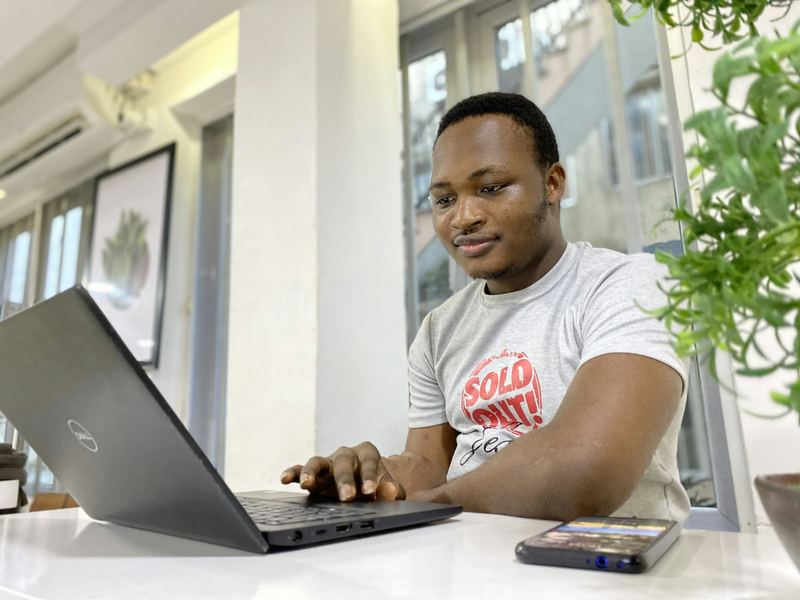Une personne travaille sur son ordinateur portable